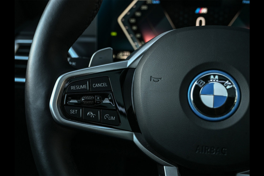 BMW 3 Serie Touring 330e xDrive M sport | Accu 19,5kWh | Trekhaak | Panorama dak  | Active Cruise | Camera  | Ambiance interieur