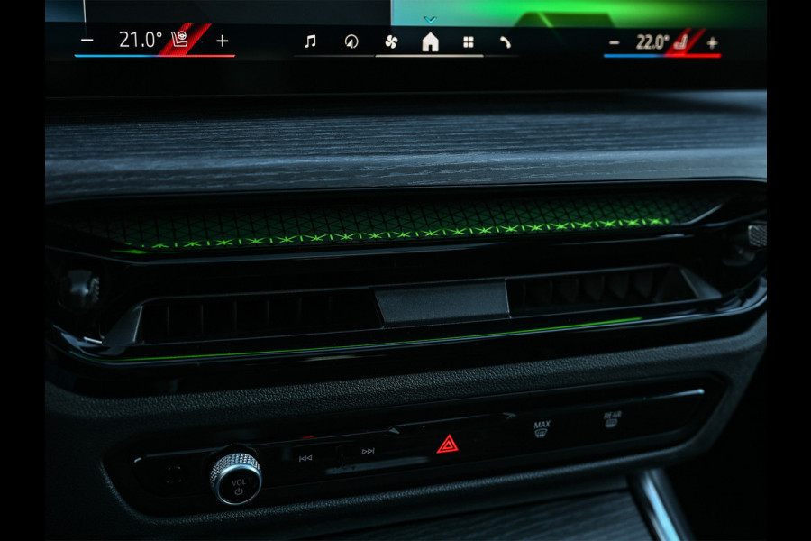 BMW 3 Serie Touring 330e xDrive M sport | Accu 19,5kWh | Trekhaak | Panorama dak  | Active Cruise | Camera  | Ambiance interieur