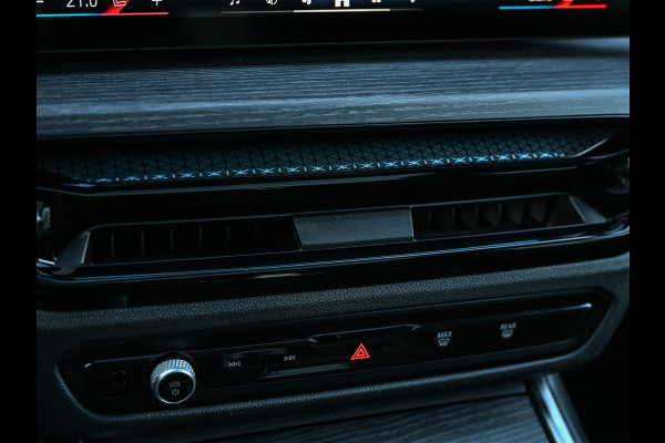 BMW 3 Serie Touring 330e xDrive M sport | Accu 19,5kWh | Trekhaak | Panorama dak  | Active Cruise | Camera  | Ambiance interieur