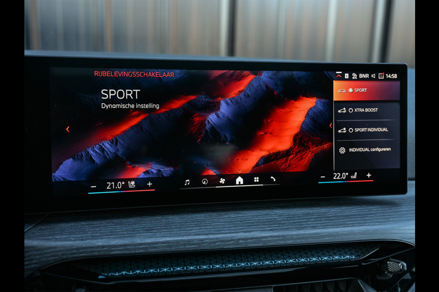 BMW 3 Serie Touring 330e xDrive M sport | Accu 19,5kWh | Trekhaak | Panorama dak  | Active Cruise | Camera  | Ambiance interieur