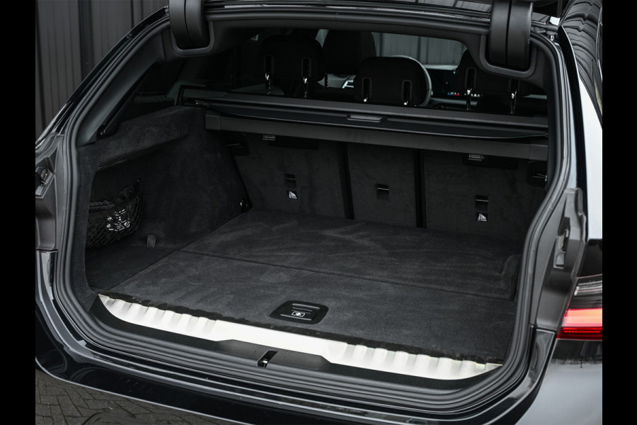 BMW 3 Serie Touring 330e xDrive M sport | Accu 19,5kWh | Trekhaak | Panorama dak  | Active Cruise | Camera  | Ambiance interieur