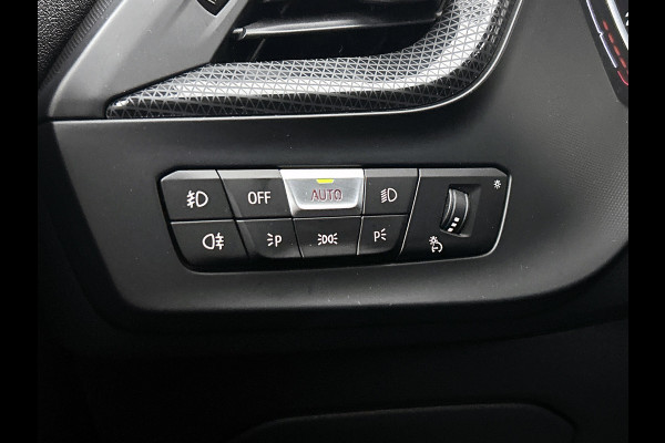 BMW 1-serie 118i Corporate Executive M-sport (Dealer OnderH, NAvi, StoelV, PDC V+A, Led, Cruise Con, Etc)