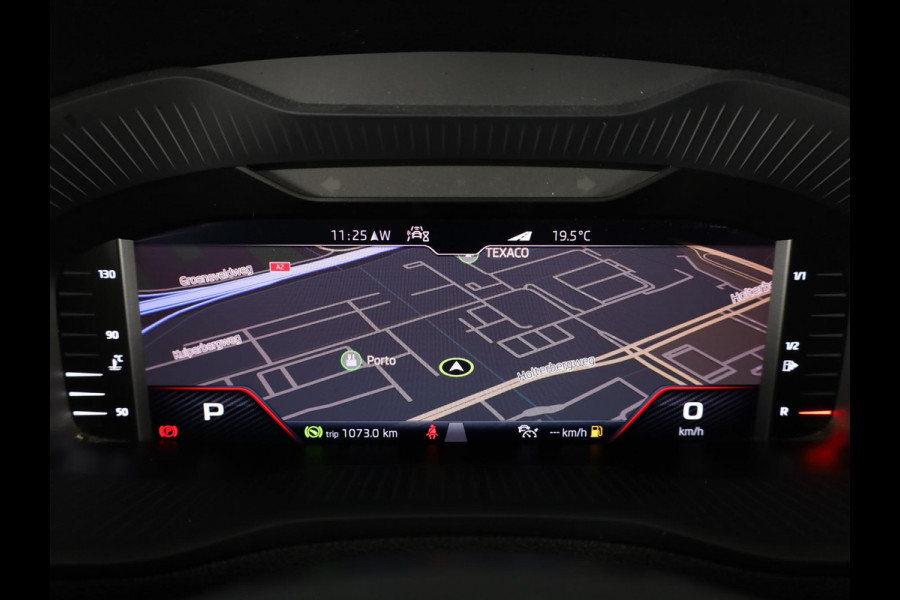 Škoda Karoq 1.5 TSI ACT Sportline Business 150pk | Wegklapbare trekhaak | Navigatie | Parkeercamera | Led koplampen
