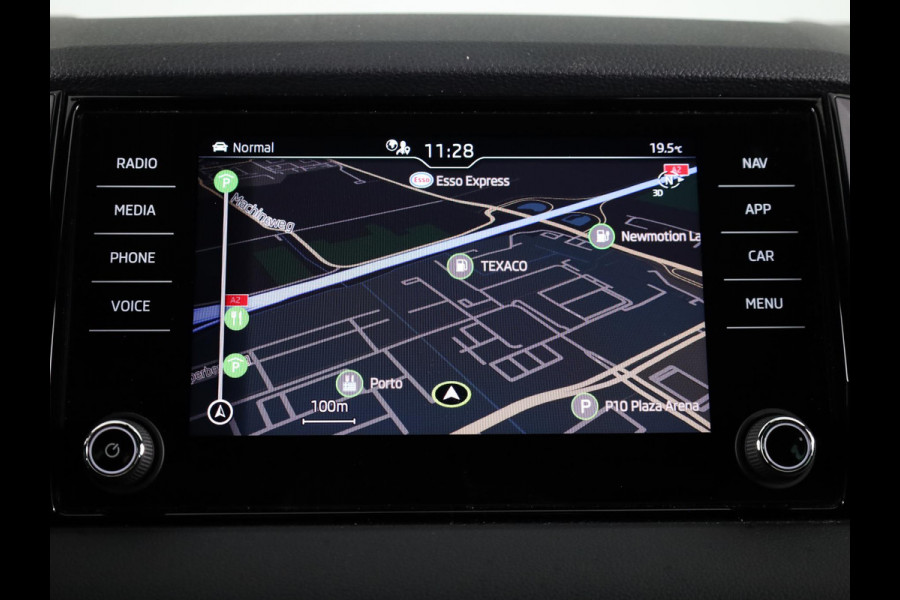 Škoda Karoq 1.5 TSI ACT Sportline Business 150pk | Wegklapbare trekhaak | Navigatie | Parkeercamera | Led koplampen