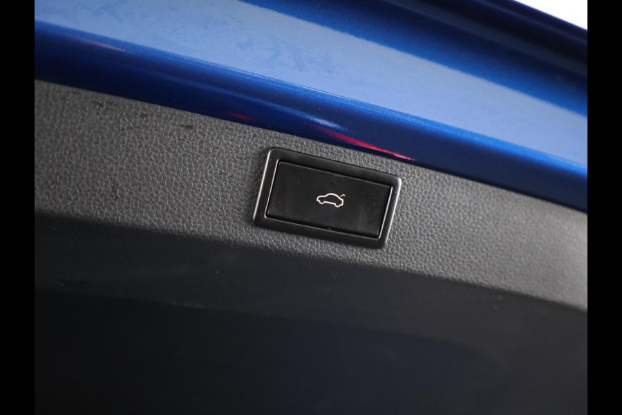 Škoda Karoq 1.5 TSI ACT Sportline Business 150pk | Wegklapbare trekhaak | Navigatie | Parkeercamera | Led koplampen