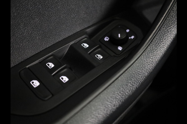 Škoda Karoq 1.5 TSI ACT Sportline Business 150pk | Wegklapbare trekhaak | Navigatie | Parkeercamera | Led koplampen