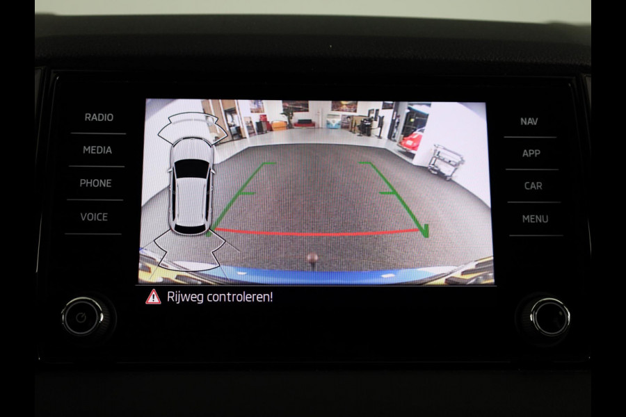 Škoda Karoq 1.5 TSI ACT Sportline Business 150pk | Wegklapbare trekhaak | Navigatie | Parkeercamera | Led koplampen