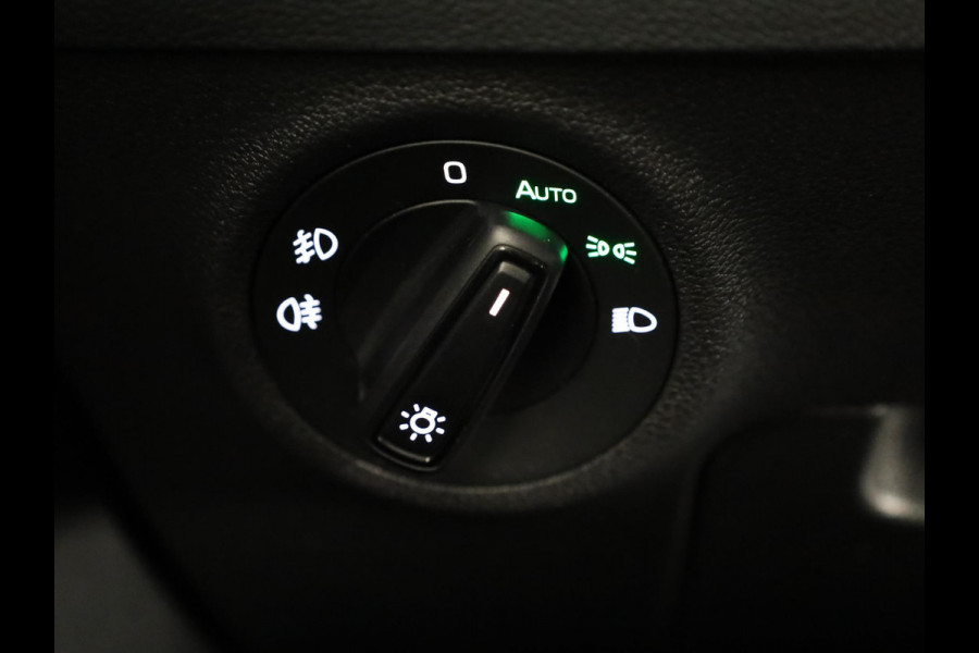 Škoda Karoq 1.5 TSI ACT Sportline Business 150pk | Wegklapbare trekhaak | Navigatie | Parkeercamera | Led koplampen