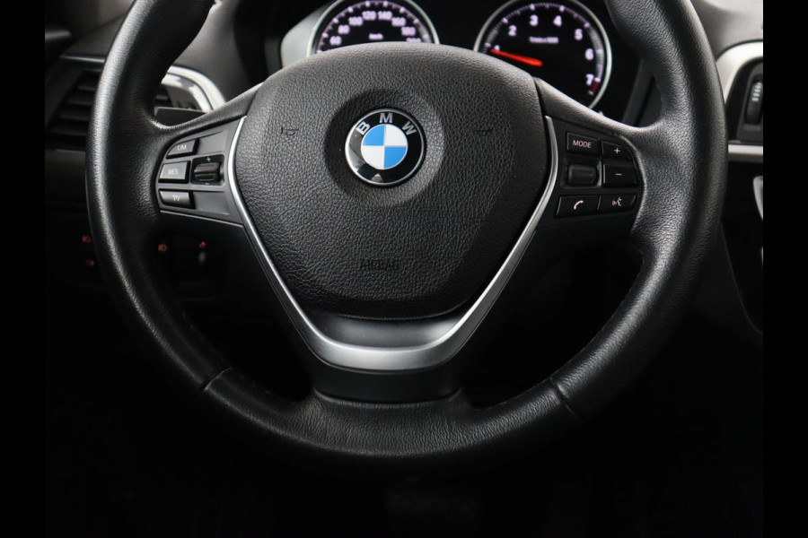 BMW 1-serie 118i Executive | Schuifdak | Leder | Stoelverwarming | Camera | Full LED | Navigatie | Parkeerhulp | Climate control | Bluetooth | Cruise control