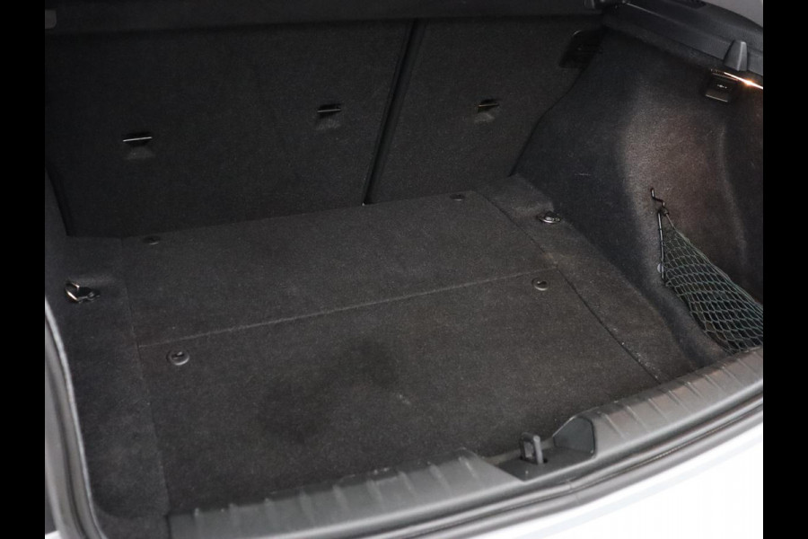 BMW 1-serie 118i Executive | Schuifdak | Leder | Stoelverwarming | Camera | Full LED | Navigatie | Parkeerhulp | Climate control | Bluetooth | Cruise control