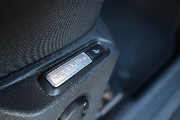 Volkswagen Tiguan 1.5 TSI Life Business | NAP! | PANO | MASSAGE | STOEL/STUURVERW | KEYLESS | ELEK TREKHAAK | ACC |