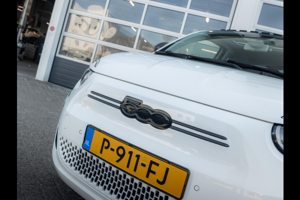 Fiat 500E Icon 42 kWh l SOH 92,8% | Clima | Cruise | Camera | 17" | Priv. Glass | Schuif/Kanteldak | Winter Pack | BSM | Apple Carplay