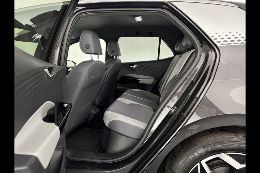Volkswagen ID.3 First Plus 58 kWh [ 3-Fase ] (INCL.BTW) Aut. *FULL-LED | HEATED-COMFORTSEATS | CAMERA | DIGI-COCKPIT | NAVI-FULLMAP | KEYLESS | PRIVACY-GLASS | AMBIENT-LIGHT | ECC | PDC | CRUISE | 19''ALU*