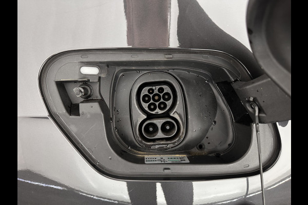 Volkswagen ID.3 First Plus 58 kWh [ 3-Fase ] (INCL.BTW) Aut. *FULL-LED | HEATED-COMFORTSEATS | CAMERA | DIGI-COCKPIT | NAVI-FULLMAP | KEYLESS | PRIVACY-GLASS | AMBIENT-LIGHT | ECC | PDC | CRUISE | 19''ALU*