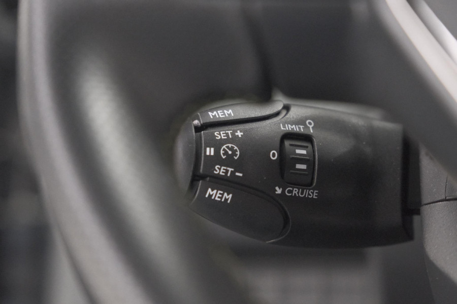 Peugeot e-2008 EV GT 50 kWh | 11 KW Laadfunctie | 360 Camera | Dodehoekdetectie | Apple Carplay