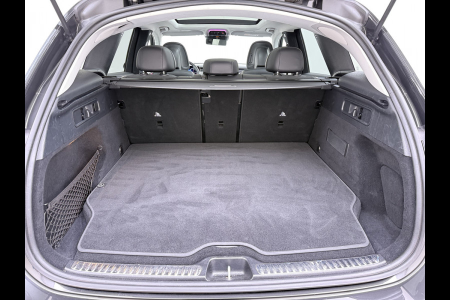 Mercedes-Benz GLC 400e 4Matic AMG 381pk // Panorama dak // Trekhaak // Rijassistentiepakket // Distronic // 360 Camera // 20" AMG // Carplay