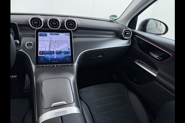 Mercedes-Benz GLC 400e 4Matic AMG 381pk // Panorama dak // Trekhaak // Rijassistentiepakket // Distronic // 360 Camera // 20" AMG // Carplay