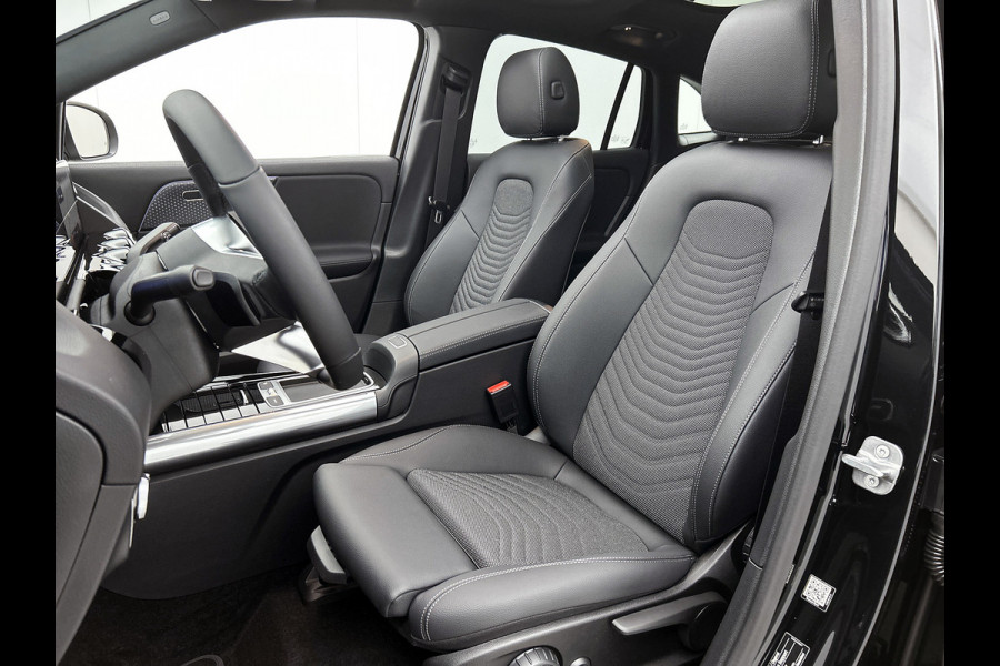 Mercedes-Benz EQA 250+ Business Solution Luxury 71 kWh | Trekhaak | Sierdelen in Star Pattern | Warmtewerend, donkergetint glas | Smartphone integratie | Panoramaschuifdak | 18 inch multispaakse lichtmetalen velgen |