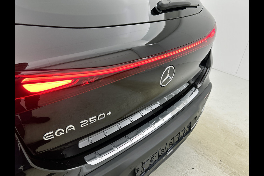 Mercedes-Benz EQA 250+ Business Solution Luxury 71 kWh | Trekhaak | Sierdelen in Star Pattern | Warmtewerend, donkergetint glas | Smartphone integratie | Panoramaschuifdak | 18 inch multispaakse lichtmetalen velgen |