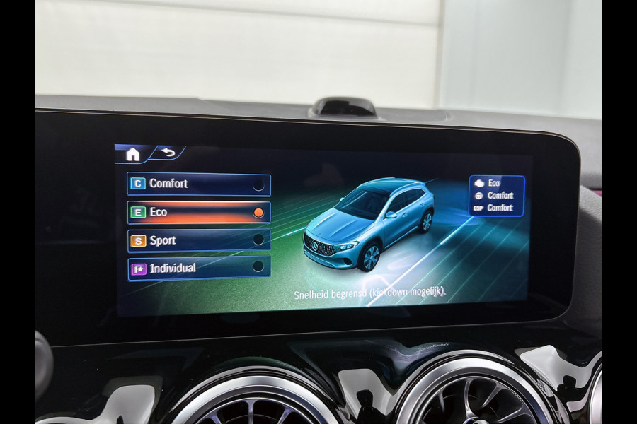 Mercedes-Benz EQA 250+ Business Solution Luxury 71 kWh | Trekhaak | Sierdelen in Star Pattern | Warmtewerend, donkergetint glas | Smartphone integratie | Panoramaschuifdak | 18 inch multispaakse lichtmetalen velgen |