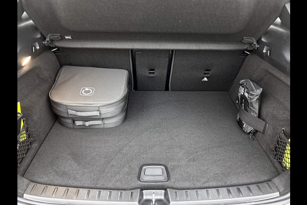 Mercedes-Benz EQA 250+ Business Solution Luxury 71 kWh | Trekhaak | Sierdelen in Star Pattern | Warmtewerend, donkergetint glas | Smartphone integratie | Panoramaschuifdak | 18 inch multispaakse lichtmetalen velgen |