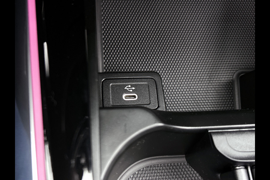 Mercedes-Benz EQA 250+ Business Solution Luxury 71 kWh | Trekhaak | Sierdelen in Star Pattern | Warmtewerend, donkergetint glas | Smartphone integratie | Panoramaschuifdak | 18 inch multispaakse lichtmetalen velgen |