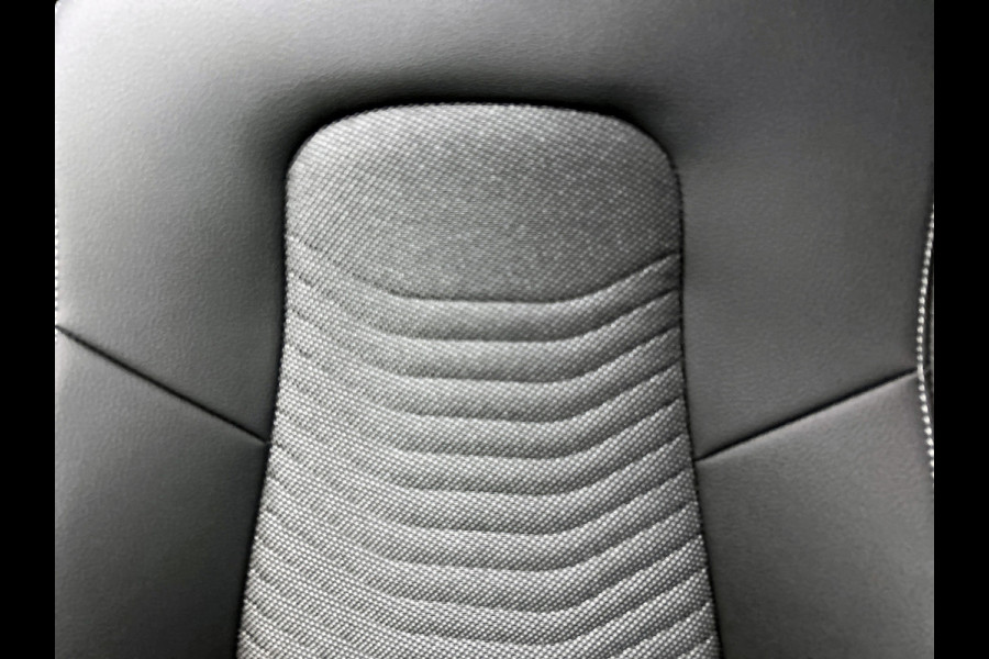 Mercedes-Benz EQA 250+ Business Solution Luxury 71 kWh | Trekhaak | Sierdelen in Star Pattern | Warmtewerend, donkergetint glas | Smartphone integratie | Panoramaschuifdak | 18 inch multispaakse lichtmetalen velgen |