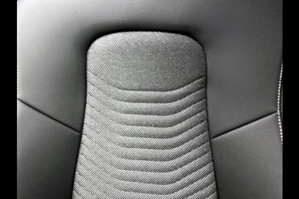 Mercedes-Benz EQA 250+ Business Solution Luxury 71 kWh | Trekhaak | Sierdelen in Star Pattern | Warmtewerend, donkergetint glas | Smartphone integratie | Panoramaschuifdak | 18 inch multispaakse lichtmetalen velgen |