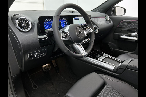 Mercedes-Benz EQA 250+ Business Solution Luxury 71 kWh | Trekhaak | Sierdelen in Star Pattern | Warmtewerend, donkergetint glas | Smartphone integratie | Panoramaschuifdak | 18 inch multispaakse lichtmetalen velgen |