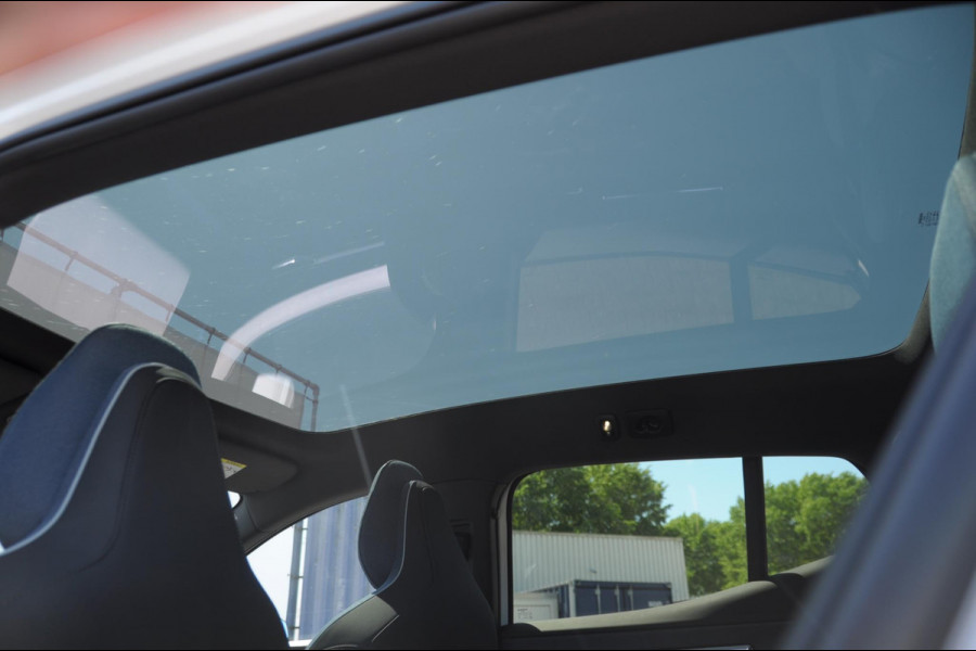 Volvo EX30 272PK Automaat Single Ext. Range Ultra 69 kWh Trekhaak / Adaptieve cruise control/ Panoramadak/ BLIS/ Parkeersensoren met 360 camera / Getint Glas / Stoel en stuurwielverwarming / Elektrische stoelen / Apple carplay / Elektrische achterklep / Keyless entry