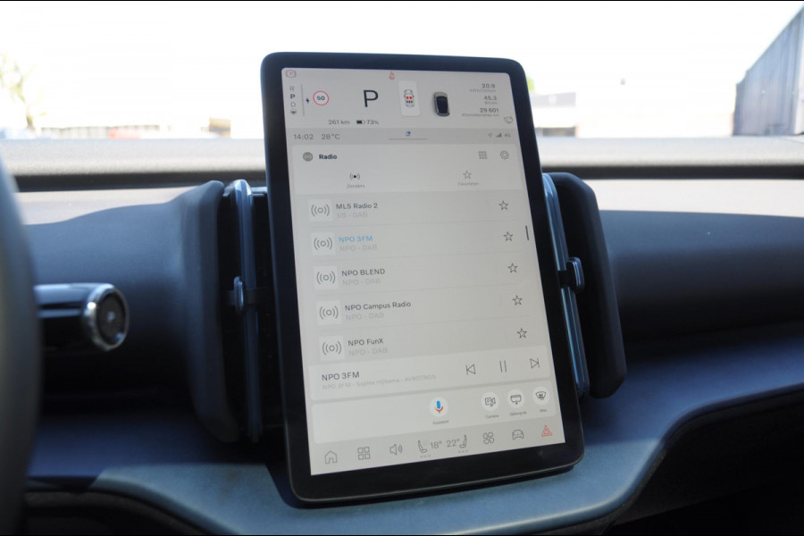 Volvo EX30 272PK Automaat Single Ext. Range Ultra 69 kWh Trekhaak / Adaptieve cruise control/ Panoramadak/ BLIS/ Parkeersensoren met 360 camera / Getint Glas / Stoel en stuurwielverwarming / Elektrische stoelen / Apple carplay / Elektrische achterklep / Keyless entry