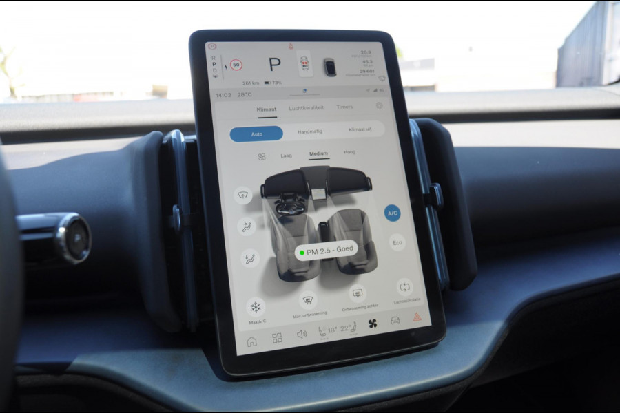 Volvo EX30 272PK Automaat Single Ext. Range Ultra 69 kWh Trekhaak / Adaptieve cruise control/ Panoramadak/ BLIS/ Parkeersensoren met 360 camera / Getint Glas / Stoel en stuurwielverwarming / Elektrische stoelen / Apple carplay / Elektrische achterklep / Keyless entry