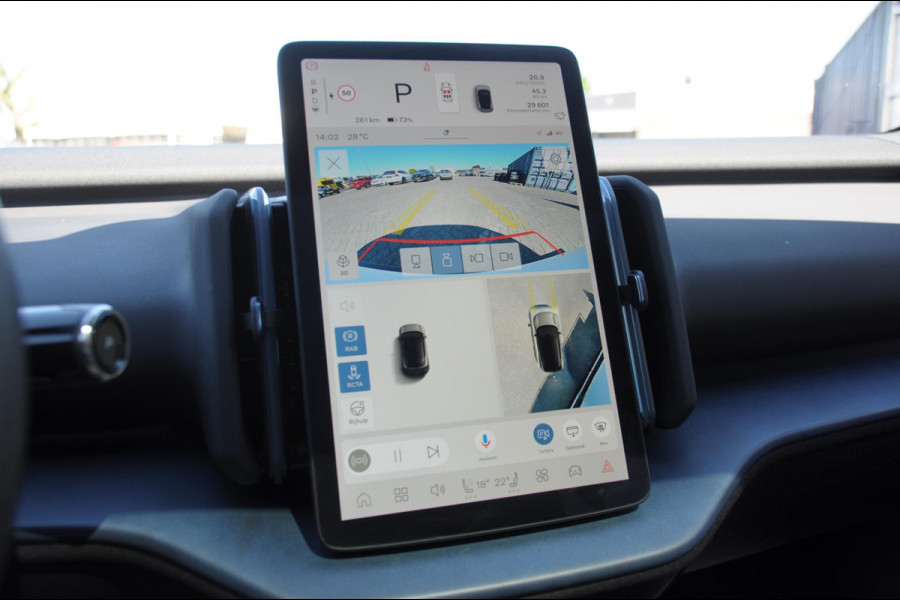 Volvo EX30 272PK Automaat Single Ext. Range Ultra 69 kWh Trekhaak / Adaptieve cruise control/ Panoramadak/ BLIS/ Parkeersensoren met 360 camera / Getint Glas / Stoel en stuurwielverwarming / Elektrische stoelen / Apple carplay / Elektrische achterklep / Keyless entry