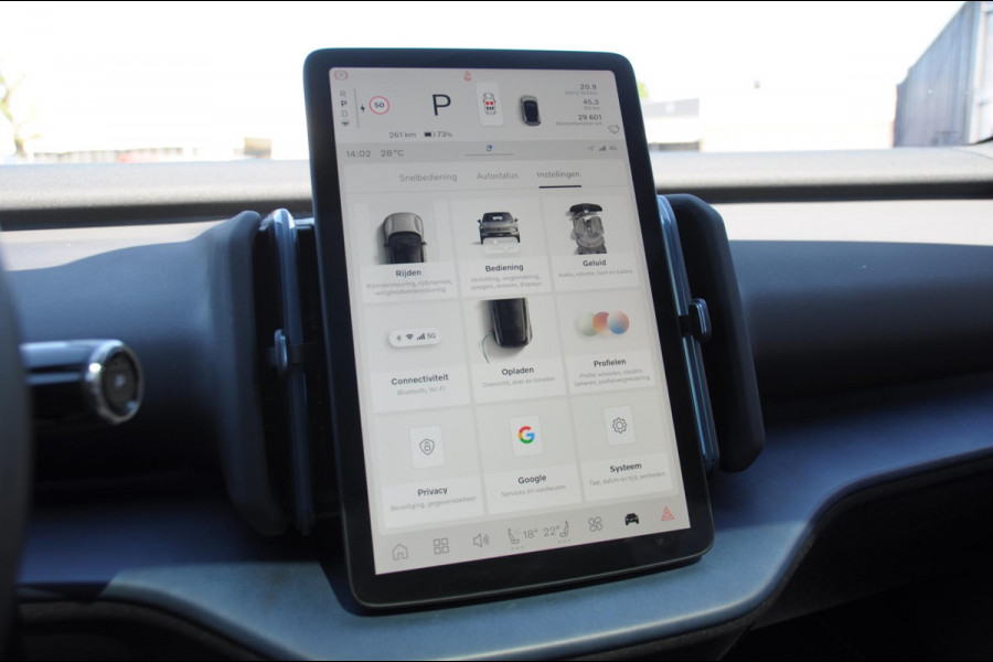 Volvo EX30 272PK Automaat Single Ext. Range Ultra 69 kWh Trekhaak / Adaptieve cruise control/ Panoramadak/ BLIS/ Parkeersensoren met 360 camera / Getint Glas / Stoel en stuurwielverwarming / Elektrische stoelen / Apple carplay / Elektrische achterklep / Keyless entry
