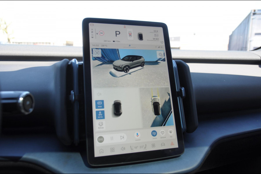 Volvo EX30 272PK Automaat Single Ext. Range Ultra 69 kWh Trekhaak / Adaptieve cruise control/ Panoramadak/ BLIS/ Parkeersensoren met 360 camera / Getint Glas / Stoel en stuurwielverwarming / Elektrische stoelen / Apple carplay / Elektrische achterklep / Keyless entry