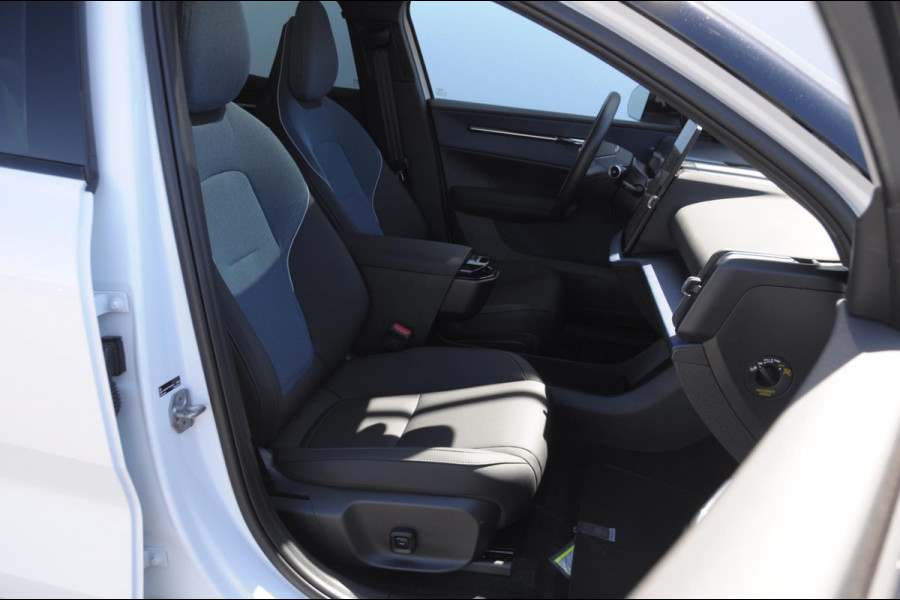 Volvo EX30 272PK Automaat Single Ext. Range Ultra 69 kWh Trekhaak / Adaptieve cruise control/ Panoramadak/ BLIS/ Parkeersensoren met 360 camera / Getint Glas / Stoel en stuurwielverwarming / Elektrische stoelen / Apple carplay / Elektrische achterklep / Keyless entry