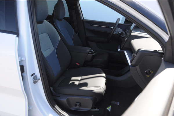 Volvo EX30 272PK Automaat Single Ext. Range Ultra 69 kWh Trekhaak / Adaptieve cruise control/ Panoramadak/ BLIS/ Parkeersensoren met 360 camera / Getint Glas / Stoel en stuurwielverwarming / Elektrische stoelen / Apple carplay / Elektrische achterklep / Keyless entry