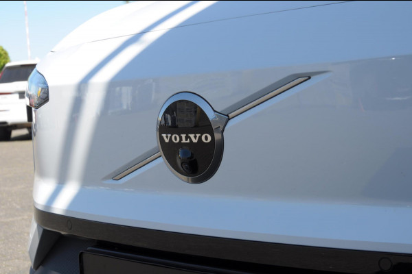 Volvo EX30 272PK Automaat Single Ext. Range Ultra 69 kWh Trekhaak / Adaptieve cruise control/ Panoramadak/ BLIS/ Parkeersensoren met 360 camera / Getint Glas / Stoel en stuurwielverwarming / Elektrische stoelen / Apple carplay / Elektrische achterklep / Keyless entry
