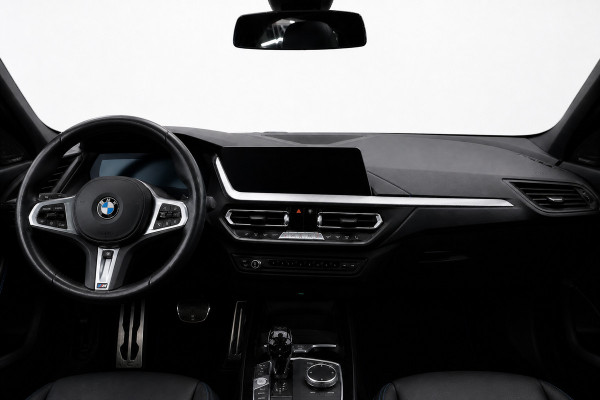 BMW 1-serie 120i M-SPORT 178+PK LED+XENON/HUD/VIRTUAL/SFEER/PANORAMADAK/HALF LEDER+S.VERWARMING/LMV/CRUISE/ECC/12 MDN GARANTIE!