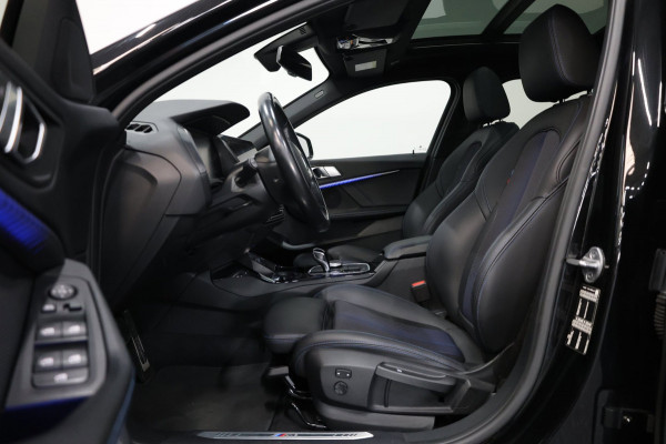 BMW 1-serie 120i M-SPORT 178+PK LED+XENON/HUD/VIRTUAL/SFEER/PANORAMADAK/HALF LEDER+S.VERWARMING/LMV/CRUISE/ECC/12 MDN GARANTIE!