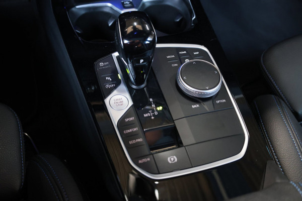 BMW 1-serie 120i M-SPORT 178+PK LED+XENON/HUD/VIRTUAL/SFEER/PANORAMADAK/HALF LEDER+S.VERWARMING/LMV/CRUISE/ECC/12 MDN GARANTIE!