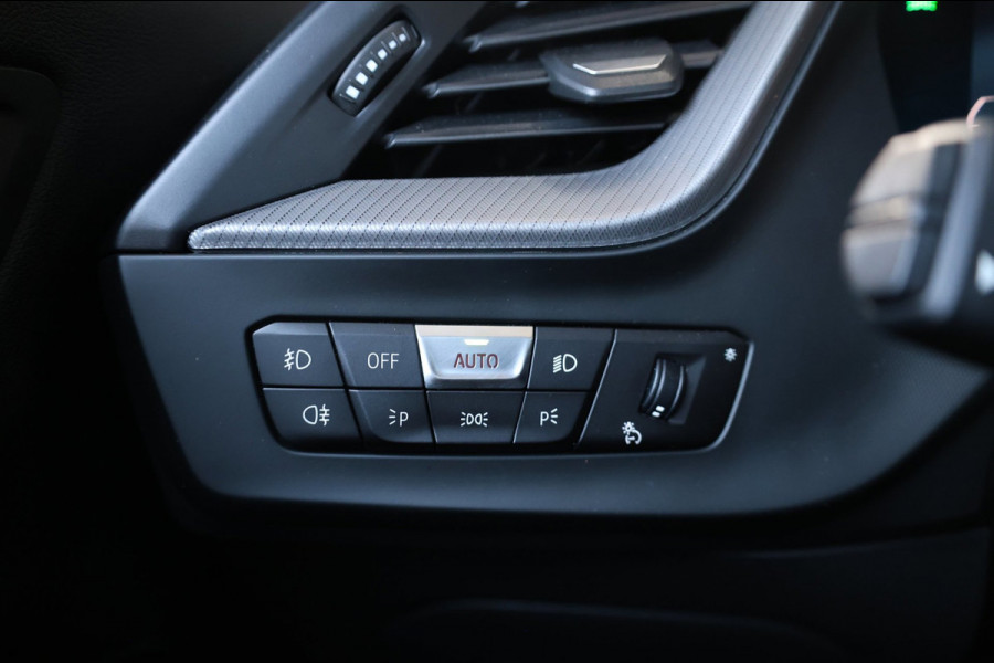 BMW 1-serie 120i M-SPORT 178+PK LED+XENON/HUD/VIRTUAL/SFEER/PANORAMADAK/HALF LEDER+S.VERWARMING/LMV/CRUISE/ECC/12 MDN GARANTIE!