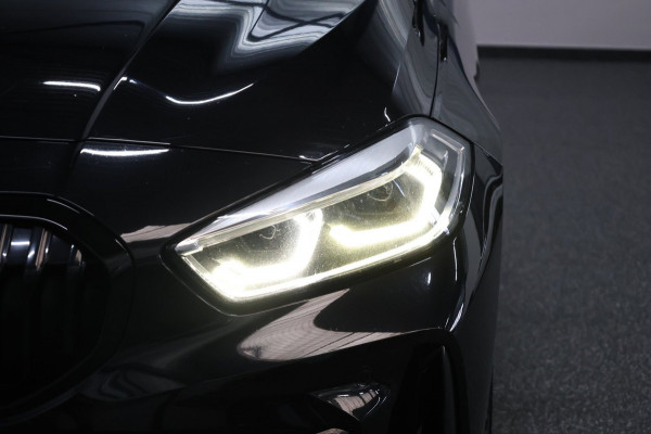 BMW 1-serie 120i M-SPORT 178+PK LED+XENON/HUD/VIRTUAL/SFEER/PANORAMADAK/HALF LEDER+S.VERWARMING/LMV/CRUISE/ECC/12 MDN GARANTIE!