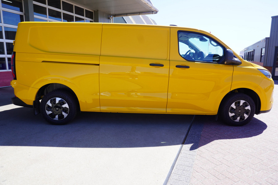 Ford E-Transit Cust. 320 L2H1 136PK Trend 65 kWh Automaat Airco | Cruise | Camera | Apple CP| Trekhaak 8 STUKS