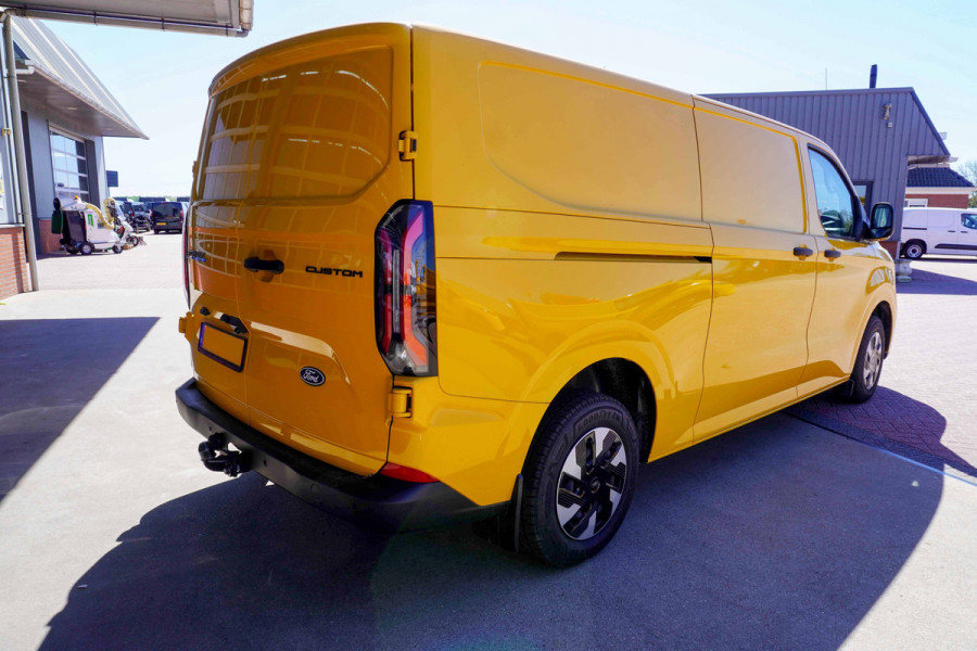 Ford E-Transit Cust. 320 L2H1 136PK Trend 65 kWh Automaat Airco | Cruise | Camera | Apple CP| Trekhaak 8 STUKS