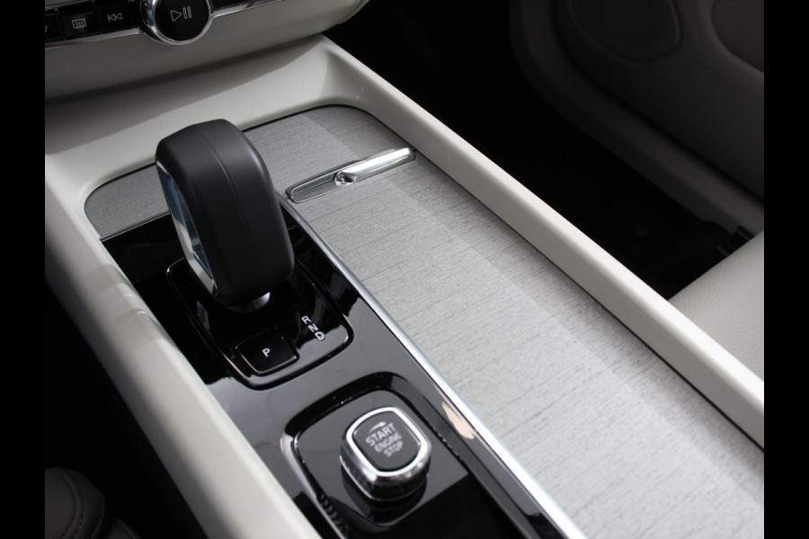 Volvo XC60 2.0 T6 Plug-in hybrid AWD Plus Bright 398 pk Full LED Adaptive Cruise Control + Pilot Assist Parkeersensoren V&A+ Camera Panaroma dak