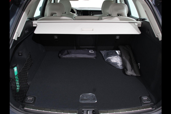 Volvo XC60 2.0 T6 Plug-in hybrid AWD Plus Bright 398 pk Full LED Adaptive Cruise Control + Pilot Assist Parkeersensoren V&A+ Camera Panaroma dak