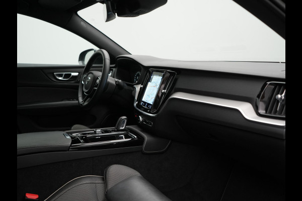 Volvo V60 T6 Recharge AWD R-Design LONG RANGE PHEV 350pk Dealer O.H. | Panodak | Camera | Harman / Kardon | Lederen Sportstoelen Memory & Verwarmd | Apple Carplay | Keyless | Stuur Verwarmd | Navigatie | DAB | 19"L.M | Plug In Hybrid |