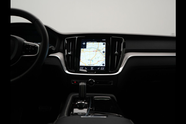 Volvo V60 T6 Recharge AWD R-Design LONG RANGE PHEV 350pk Dealer O.H. | Panodak | Camera | Harman / Kardon | Lederen Sportstoelen Memory & Verwarmd | Apple Carplay | Keyless | Stuur Verwarmd | Navigatie | DAB | 19"L.M | Plug In Hybrid |