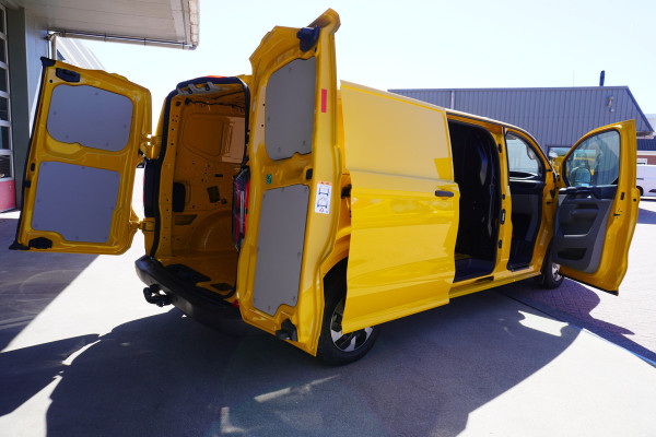Ford E-Transit Cust. 320 L2H1 136PK Trend 65 kWh Automaat nr. V125 | Airco | Cruise | Camera | Apple CP| Trekhaak 8 STUKS